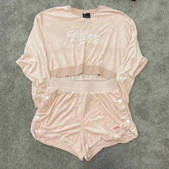 Nike Sweat outfit! Peach colored